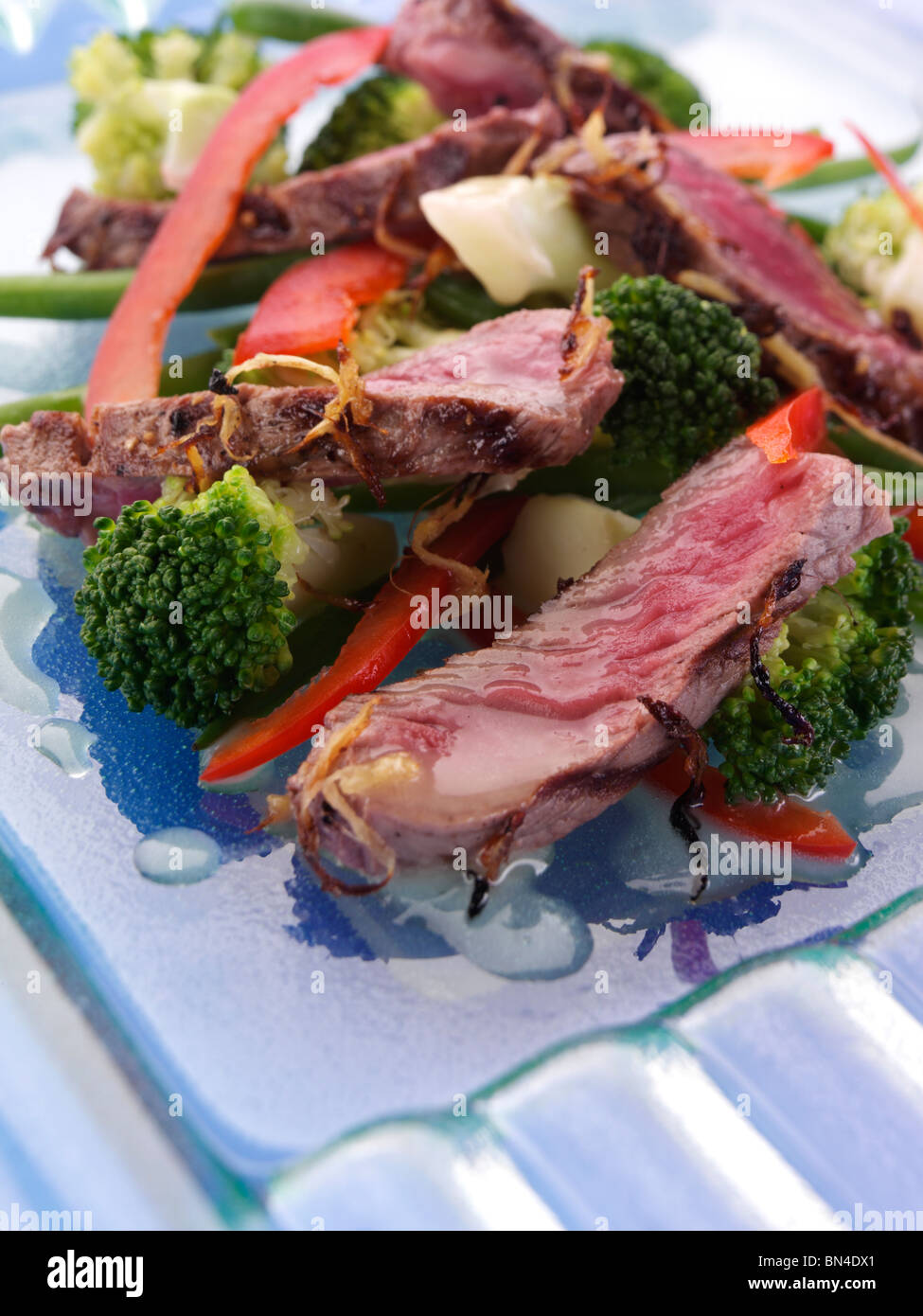 Griddled sirloin steak strips and vegetable salad Stock Photo Alamy