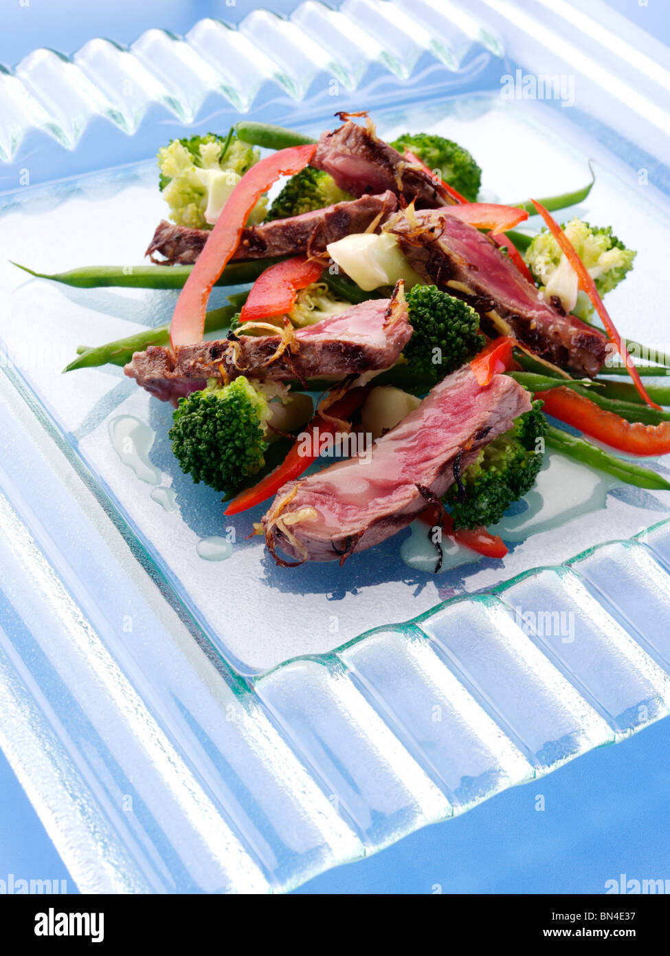 Griddled sirloin steak strips and vegetable salad Stock Photo Alamy