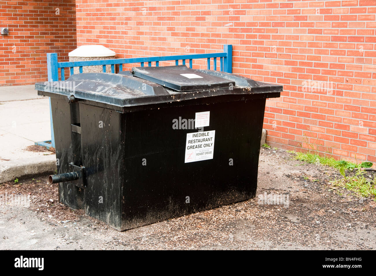 https://c8.alamy.com/comp/BN4FHG/used-grease-is-collected-in-a-bin-located-behind-a-restaurant-the-BN4FHG.jpg