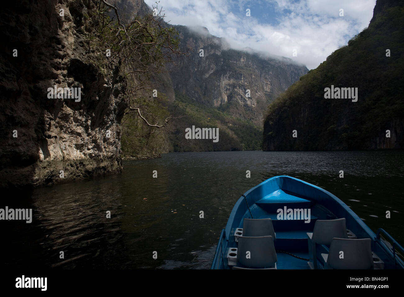 A boat navigates in the Sumidero Canyon in Tuxla Gutierrez, Chiapas, Mexico, February 18, 2010. Stock Photo