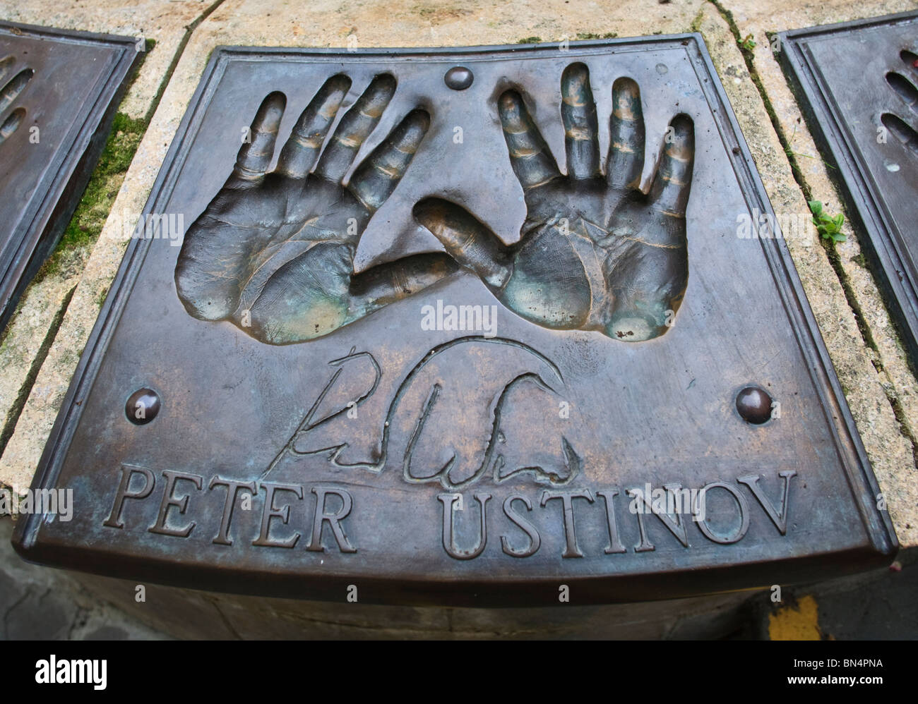 Hand prints and signature of the British actor Peter Ustinov, New Theatre Royal, Bath Stock Photo