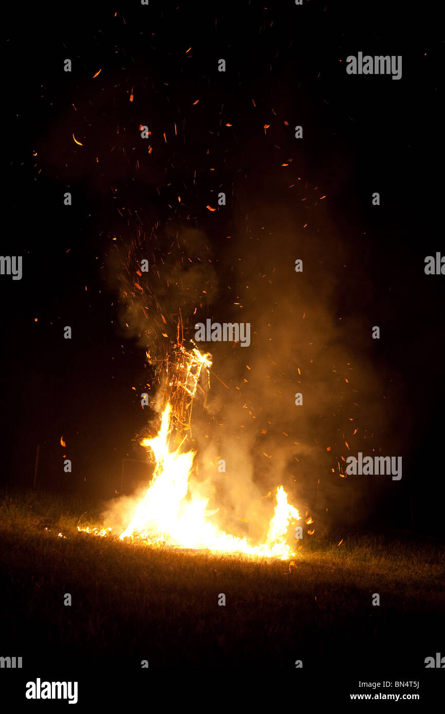 Burning wicker man ceremony Kings Meadow, Glastonbury Festival 2010 Stock Photo