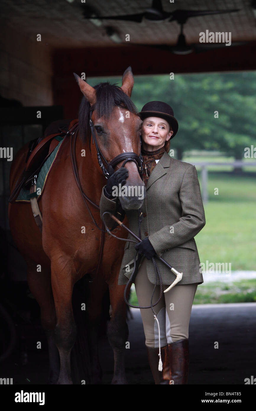 woman dressed to hunt in bowler ratchatcher Stock Photo Alamy