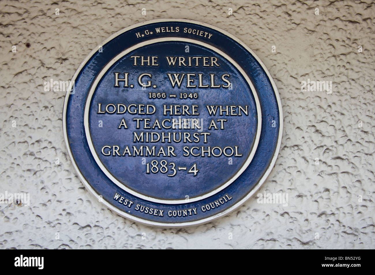 Blue plaque commemorating H G Wells. Midhurst, West Sussex, England Stock Photo