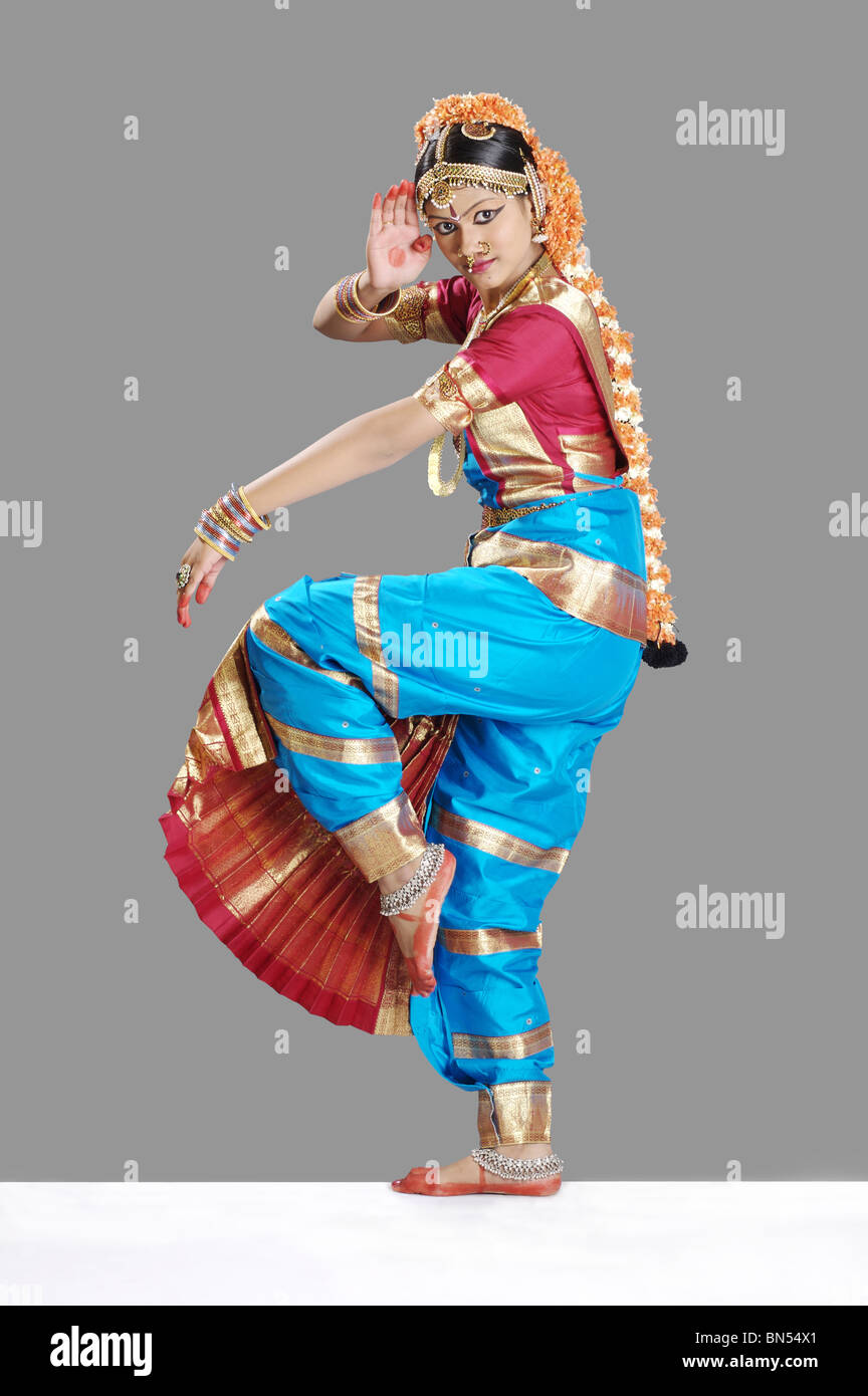 File:Mamallapuram, Indian Dance Festival, Bharatanatyam dancer  (9902913426).jpg - Wikimedia Commons