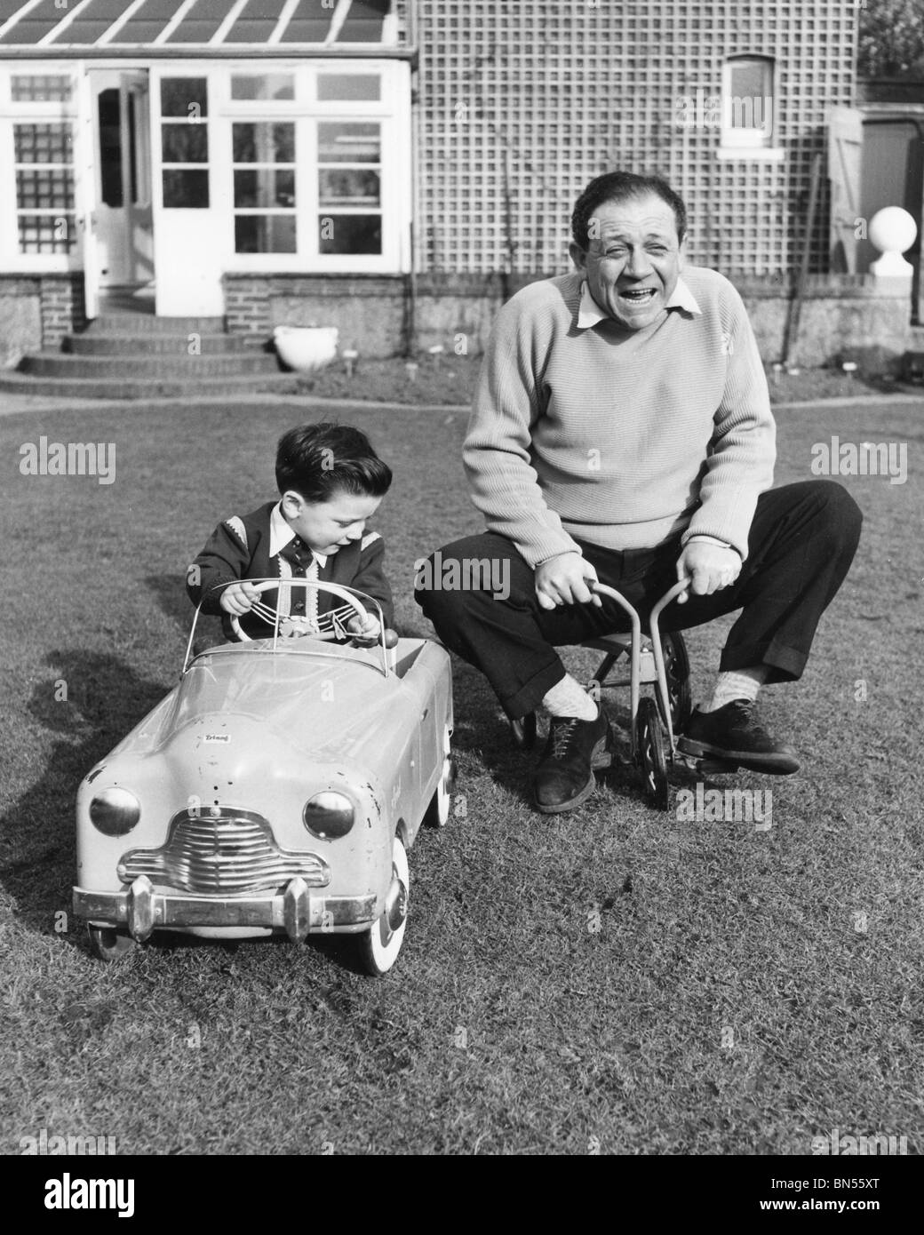SID JAMES - South African comic actor with son Stephen at his Ealing home in 1965 Stock Photo