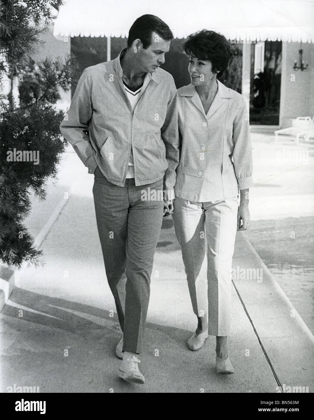 DAVID JANSSEN - US film & TV actor with first wife Ellie by pool at their home on Canyon Country Club Golf Course, Palm Springs Stock Photo