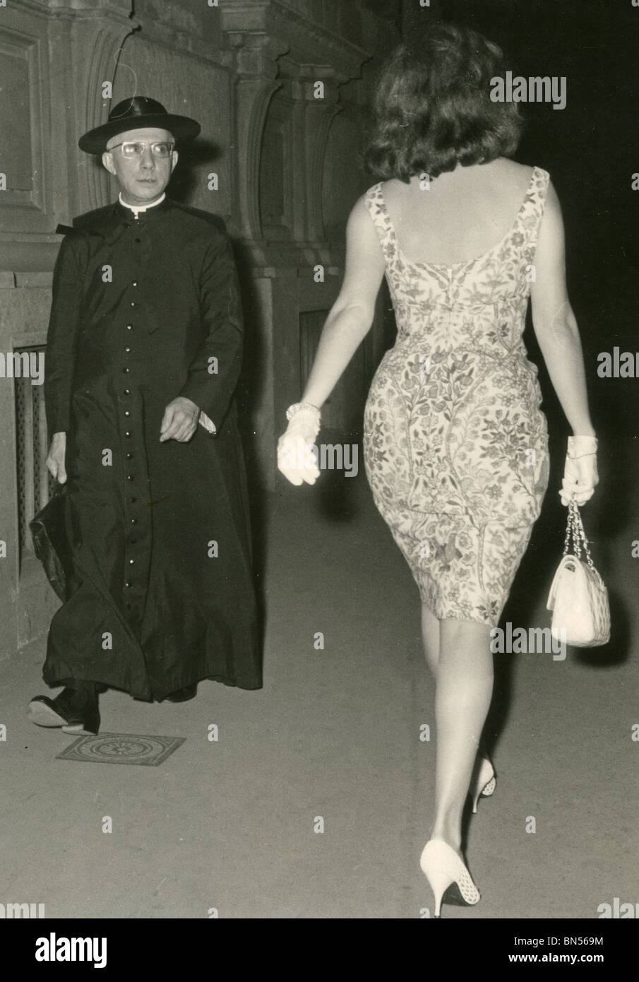 ITALIAN FASHION goes walkabout about on streets of Milan in 1958 Stock Photo