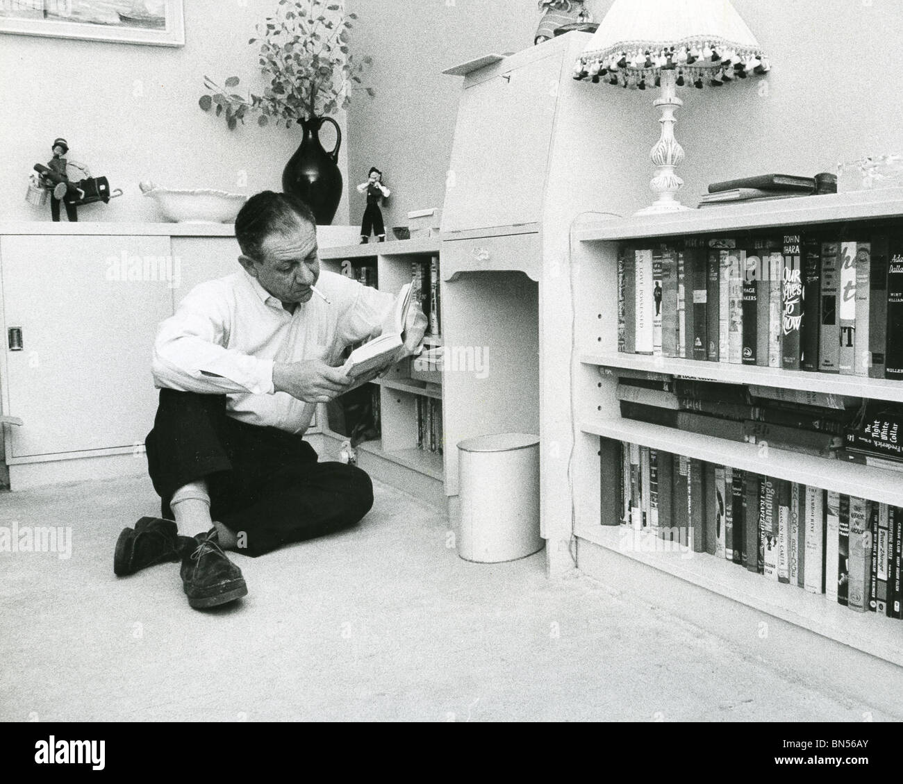 SID JAMES (1913-1976) South African comic actor at his Ealing home in 1965 Stock Photo