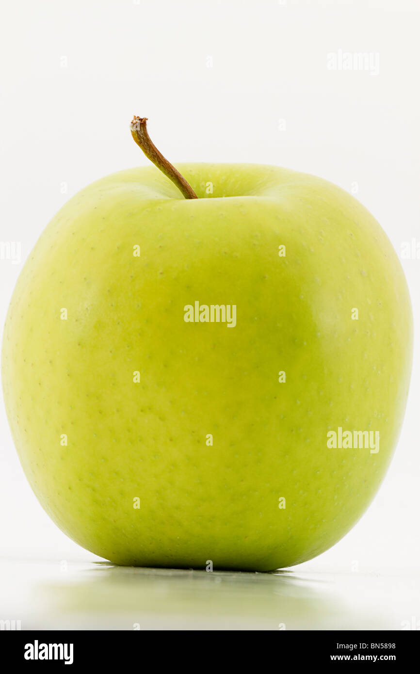 closeup of one green apple on white background Stock Photo - Alamy