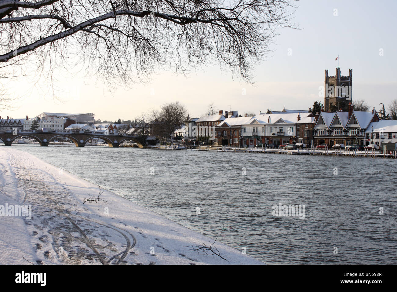 Henley on Thames in Snow, Oxfordshire, England, UK, with St Mary;s Church and town across River from tow path, Thames Path Stock Photo