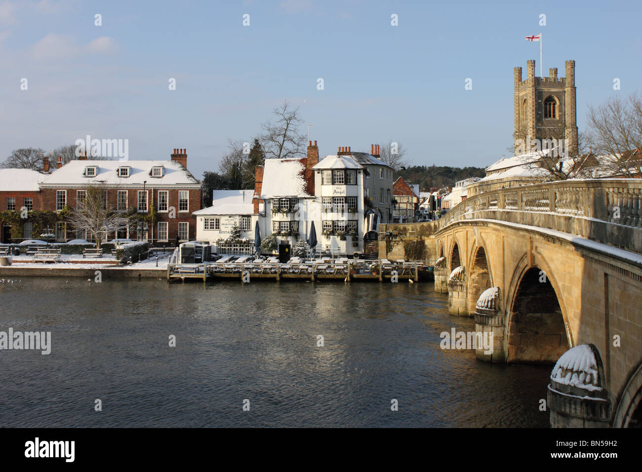 Henley on Thames in Snow, Oxfordshire, England, UK, with St Mary;s Church and town across River from tow path, Thames Path Stock Photo