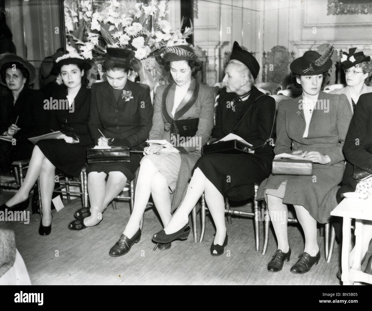 FORTIES FASHIONS - Fashion writers at a London show in 1943 Stock Photo