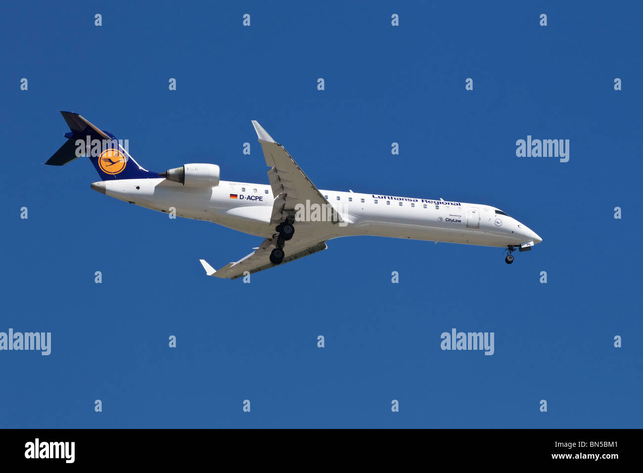 Crj700 bombardier hi-res stock photography and images - Alamy