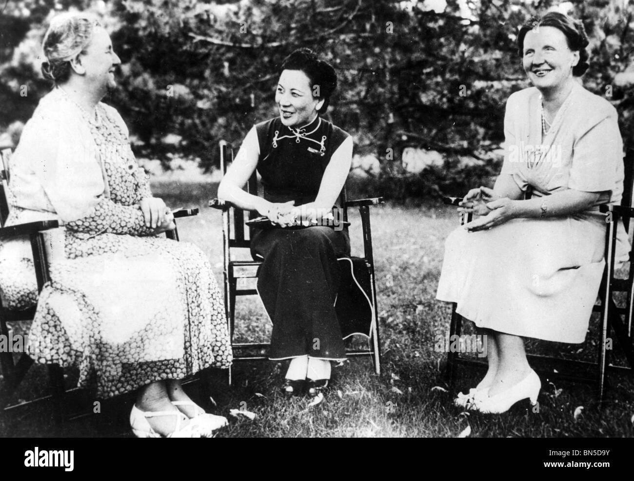 QUEEN WILHELMINA of the Netherlands at right with Soong Mai-Ling, centre, wife of Chinese leader Chiang Kai-shek in Ottowa 1943 Stock Photo