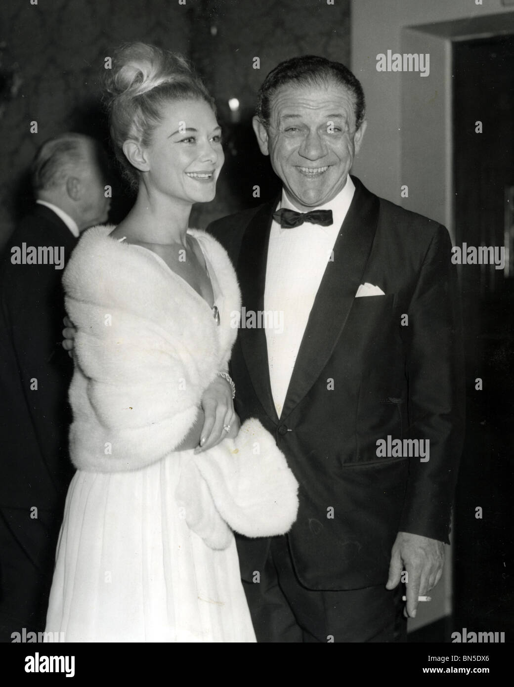 SID JAMES  (1913-76) South African comic actor with wife Valerie Assan Stock Photo