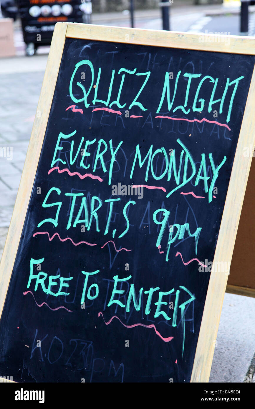 A blackboard advertising a pub quiz night in Hammersmith, London, W6. Stock Photo