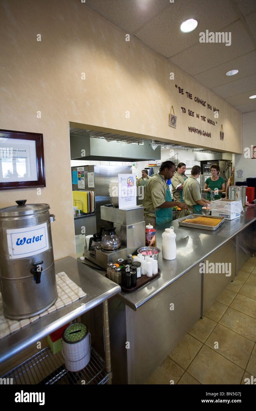 Inmates from the State Penitentiary serving food at a local soup kitchen, Mat Talbot Kitchens in Lincoln, Nebraska, USA. Stock Photo