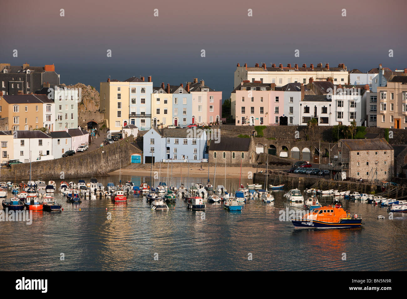 The fishing port and harbour of the holiday resort town of Tenby in Cardigan Bay, south Wales Stock Photo