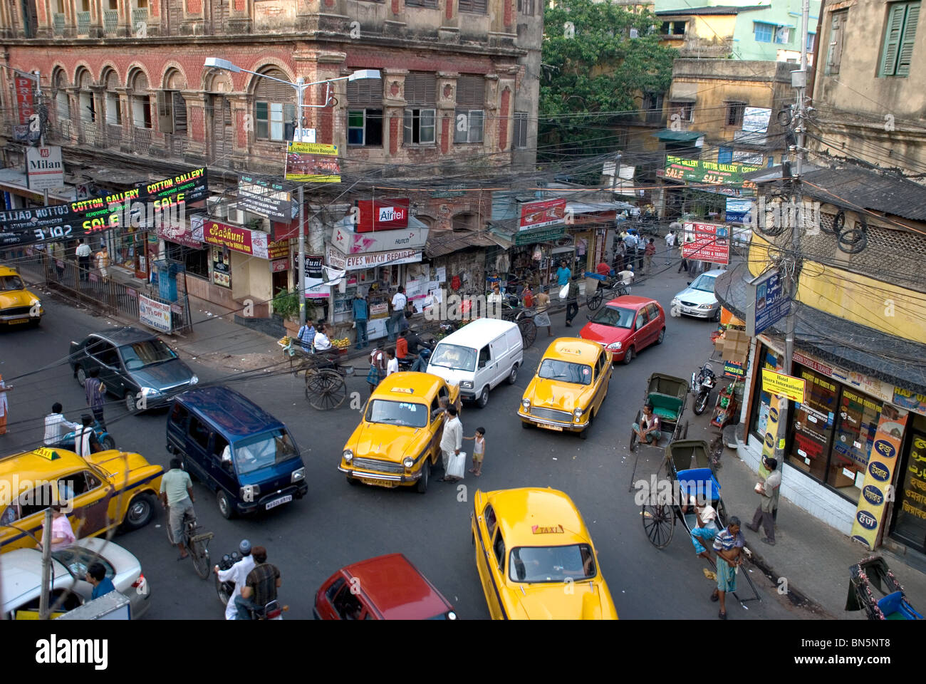Calcutta traffic at intersection hi-res stock photography and images ...