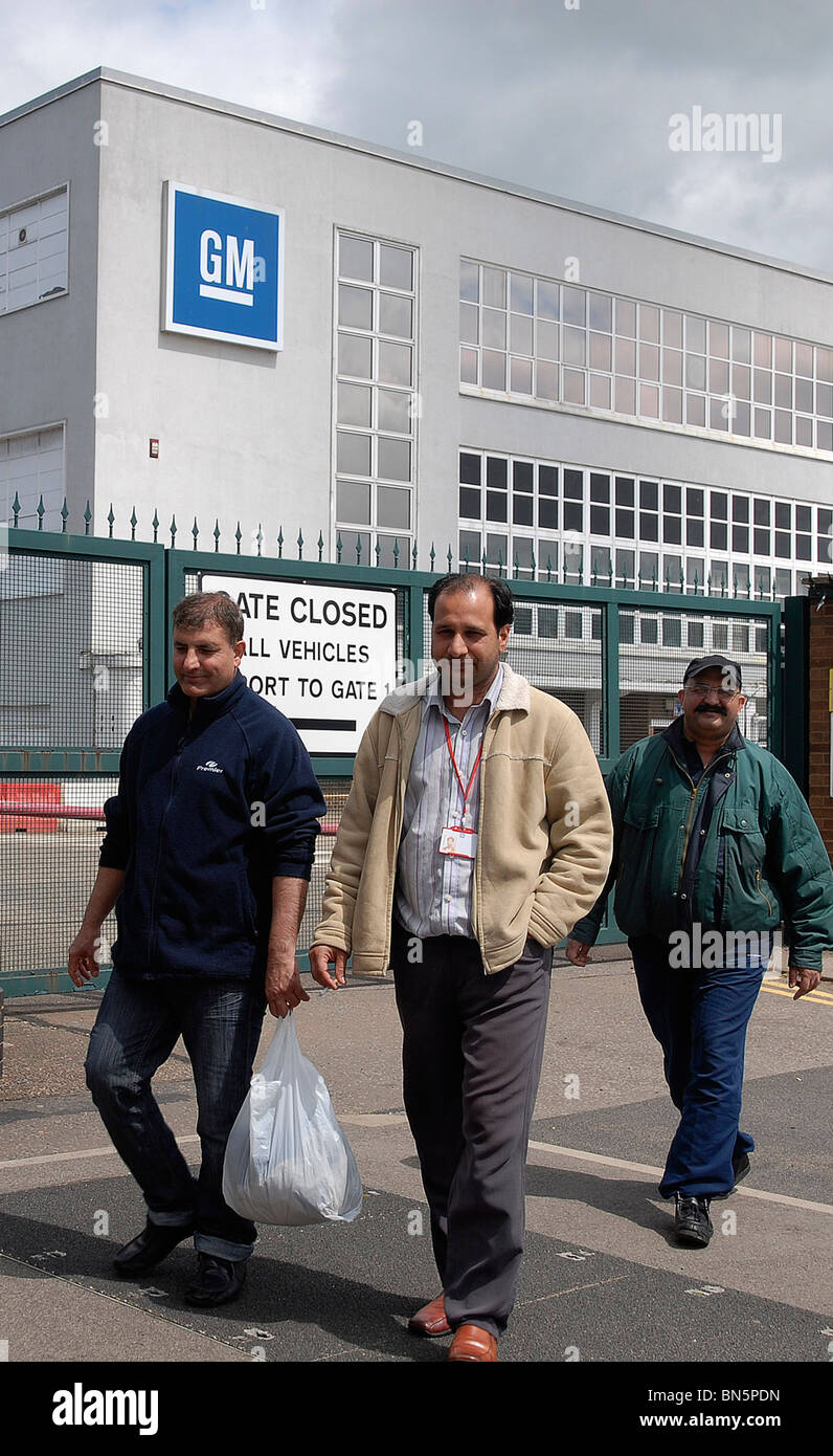 Cleaners leaving the GM Vauxhall factory in Luton, Beds Stock Photo