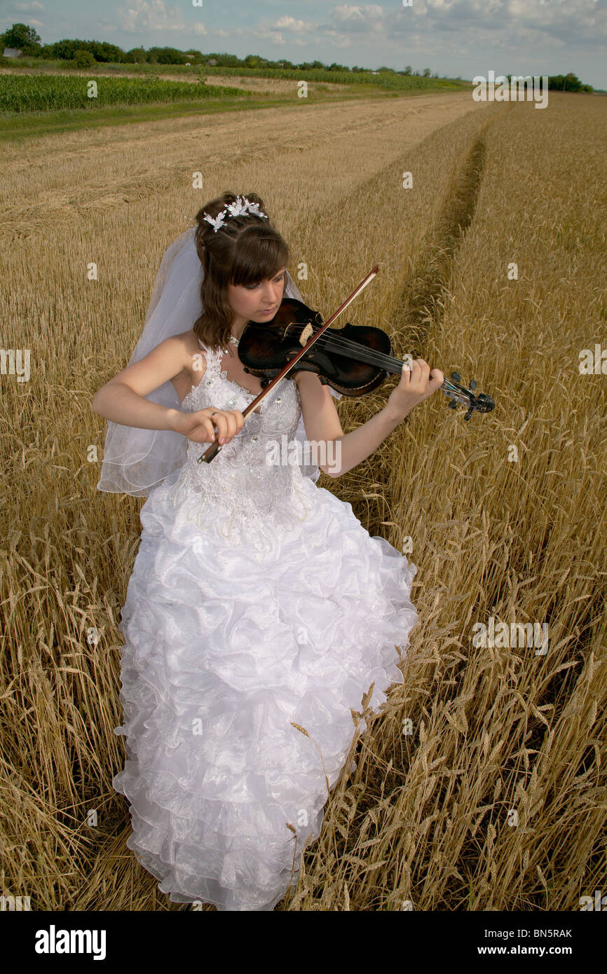 Bride in a wedding dress executes a liked composition on a violin Stock  Photo - Alamy