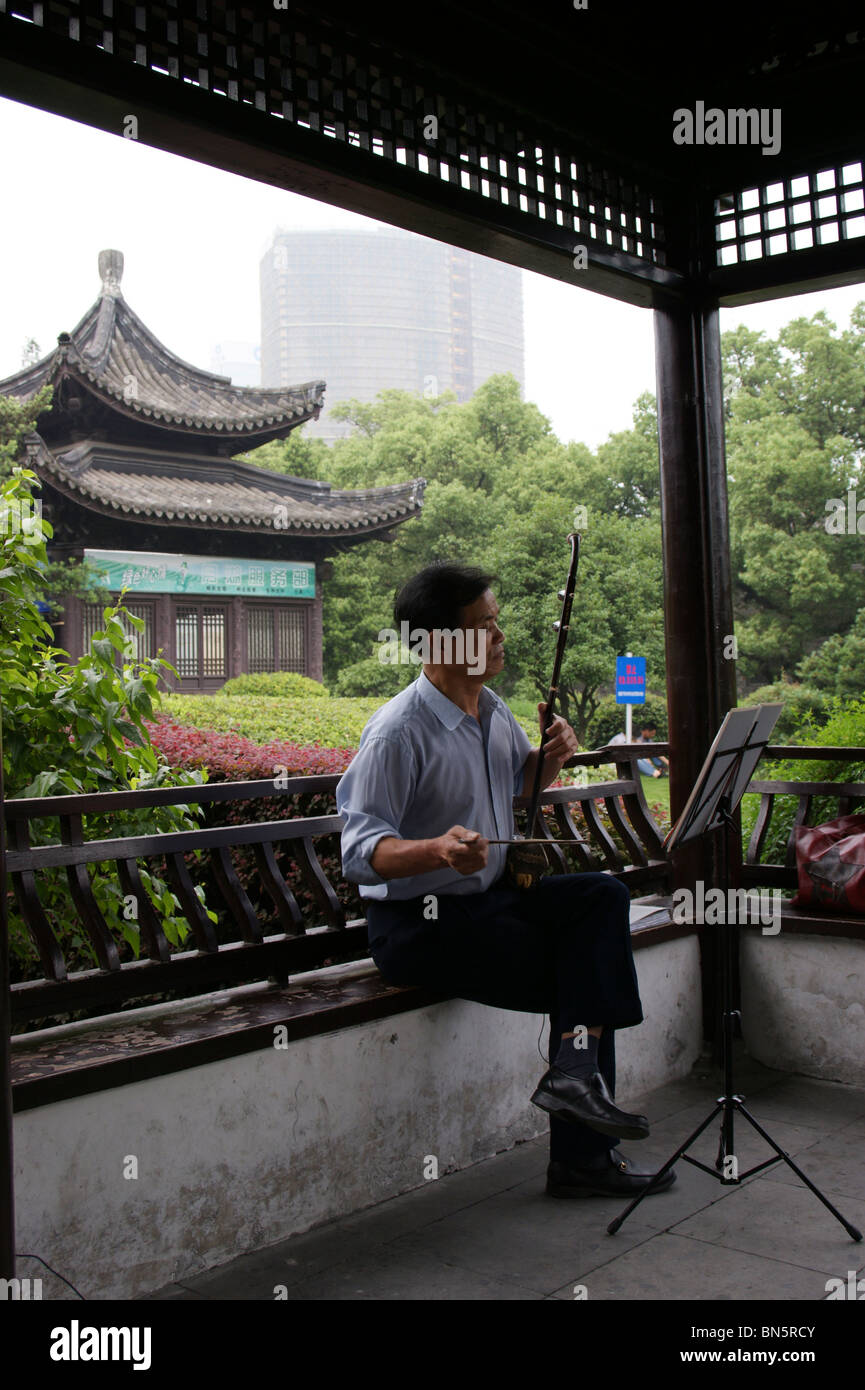 Erhu chinese violin player, Moon Lake, Ningbo city, Zheijang province, China Stock Photo