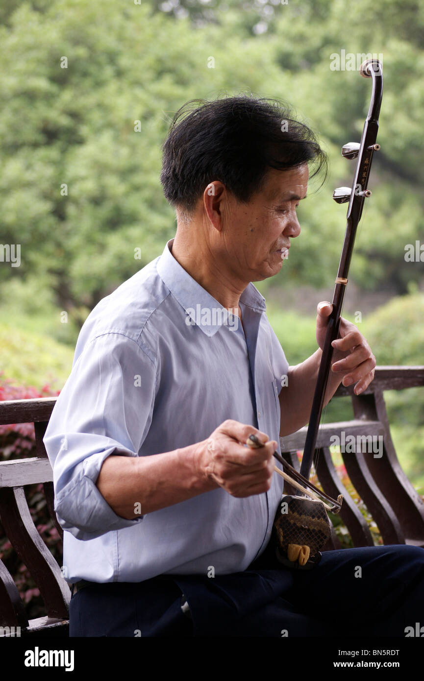 Erhu chinese violin player, Moon Lake, Ningbo city, Zheijang province, China Stock Photo