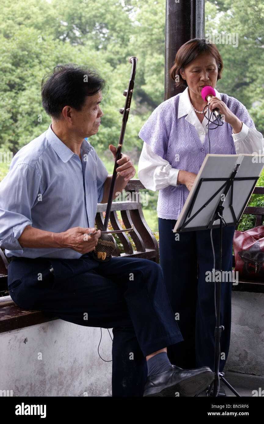 Erhu chinese violin player and woman singing, Moon Lake, Ningbo city, Zheijang province, China Stock Photo