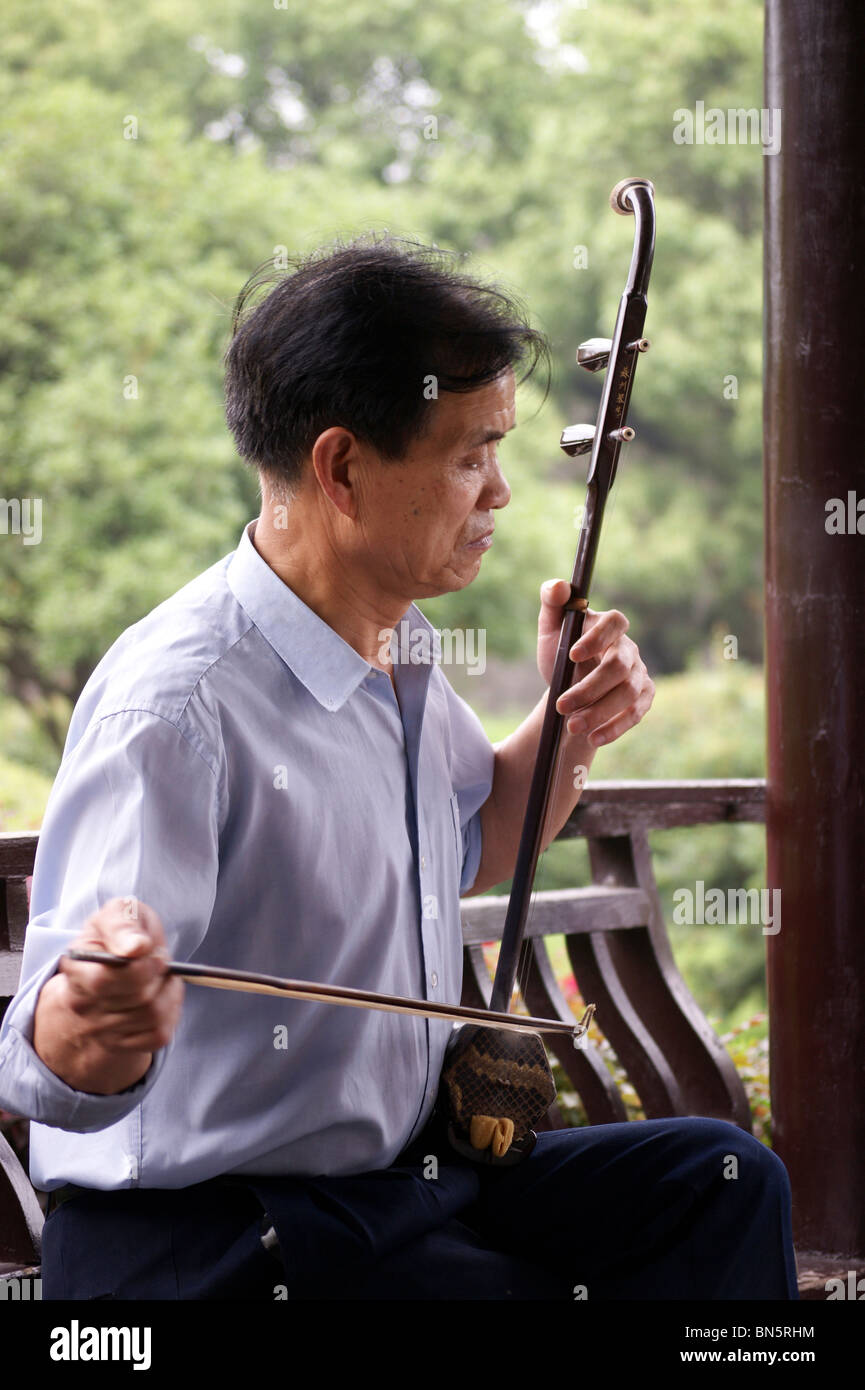 Erhu chinese violin player, Moon Lake, Ningbo city, Zheijang province, China Stock Photo