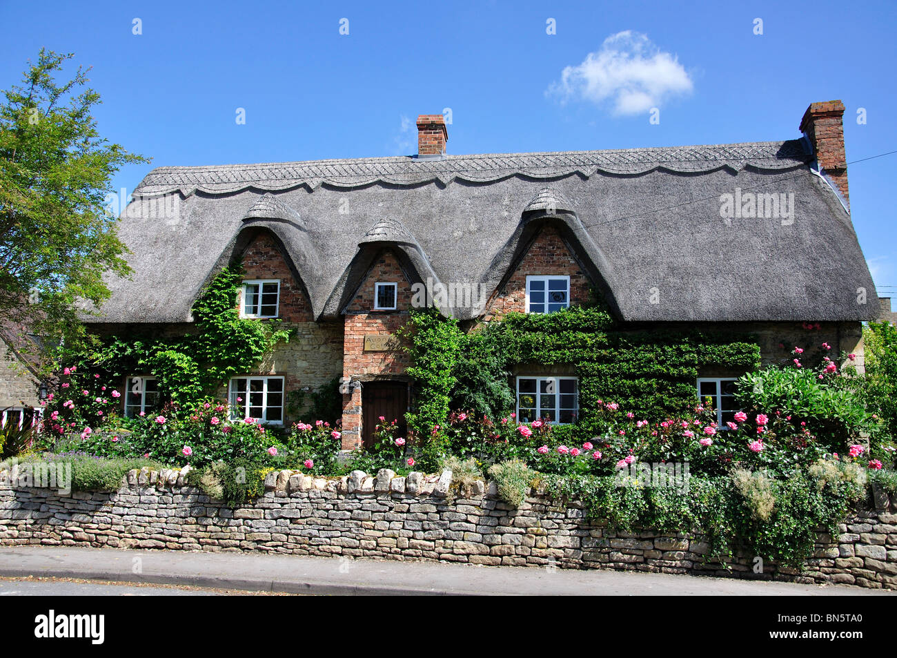 Thatched cottages, Church Street, Bredon, Worcestershire, England, United Kingdom Stock Photo