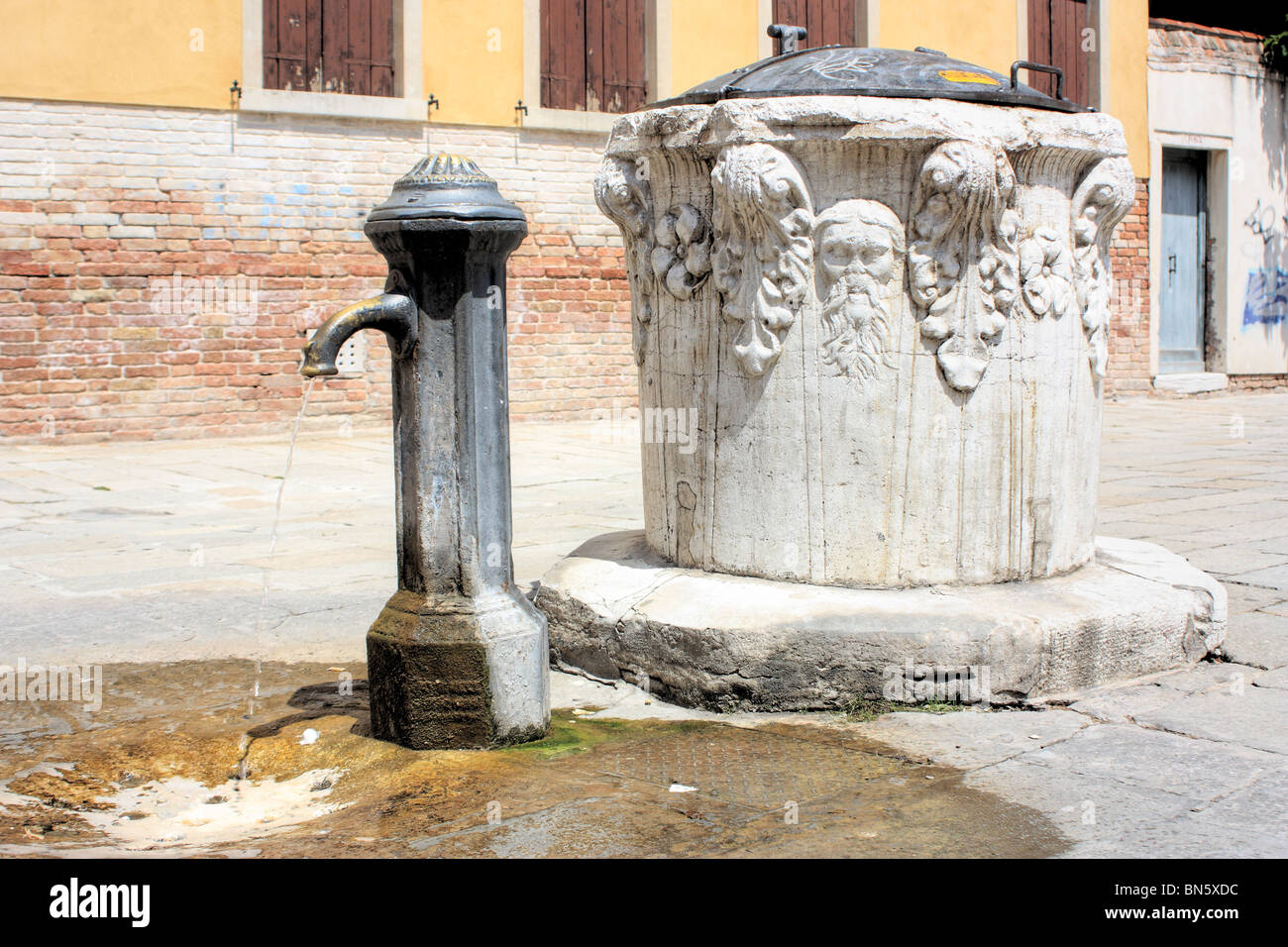 Brick water well hi-res stock photography and images - Alamy