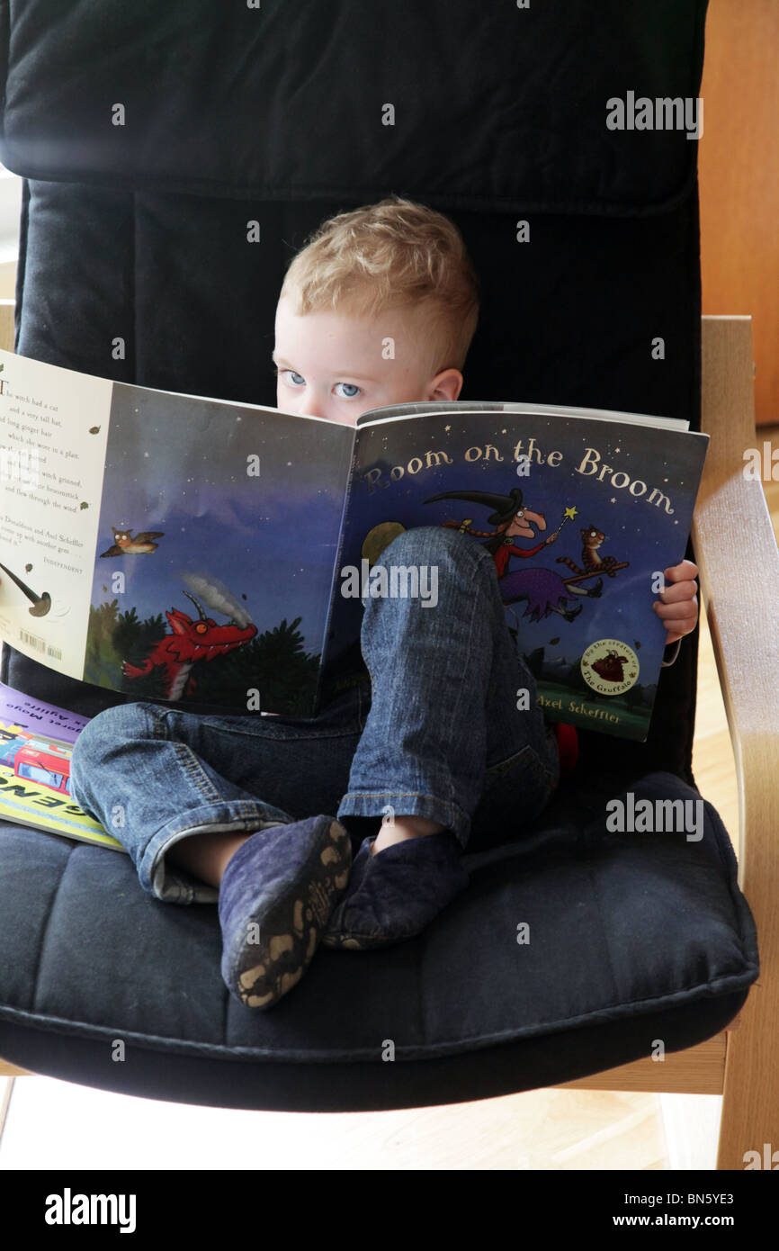 Child In A Gray Rat Costume With A Rat-shaped Headdress On - Foto 7