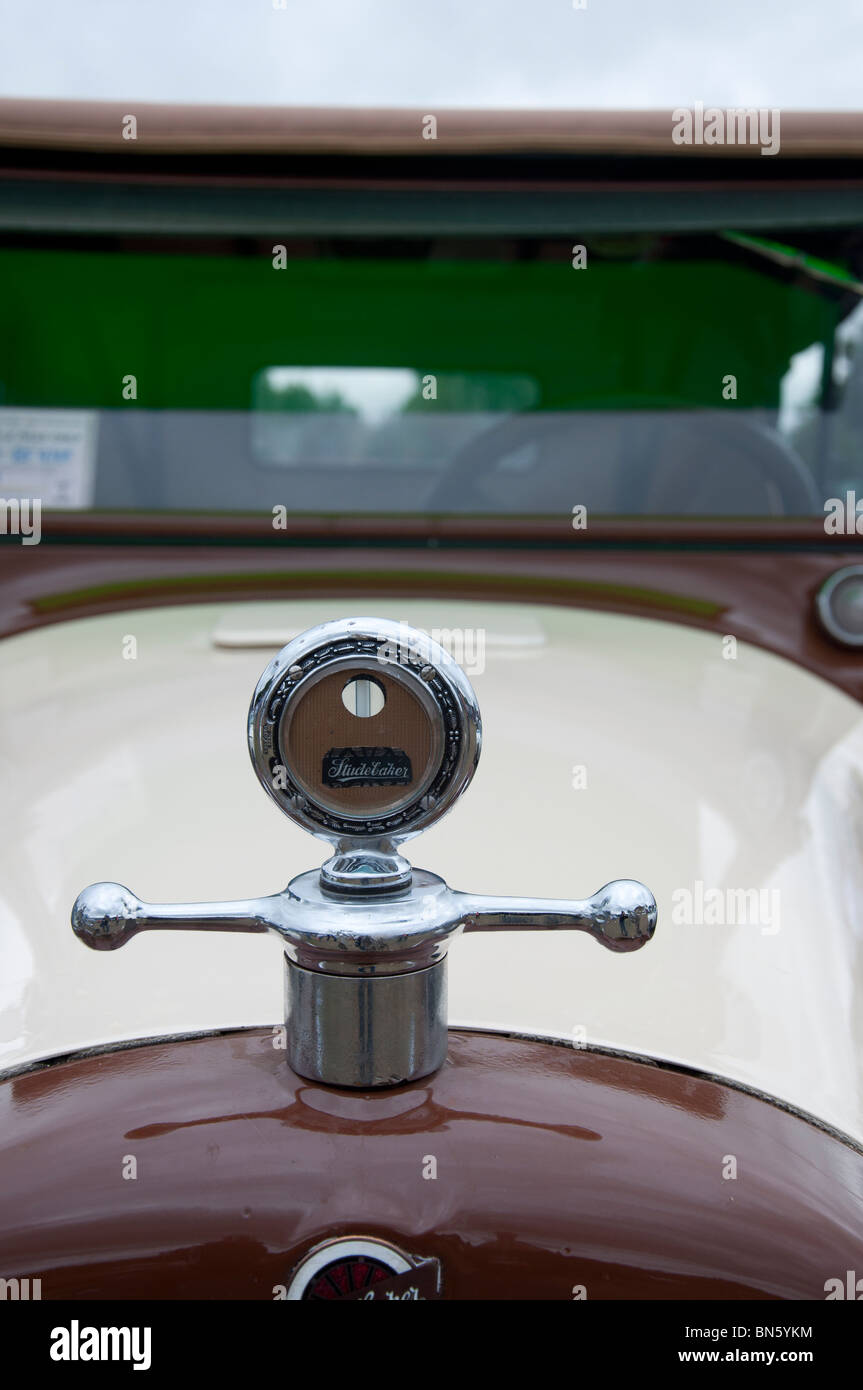 A Boyce MotoMeter Studebaker radiator cap on the front of a 1923 Studebaker car at an American car show in Tatton Park, Cheshire Stock Photo