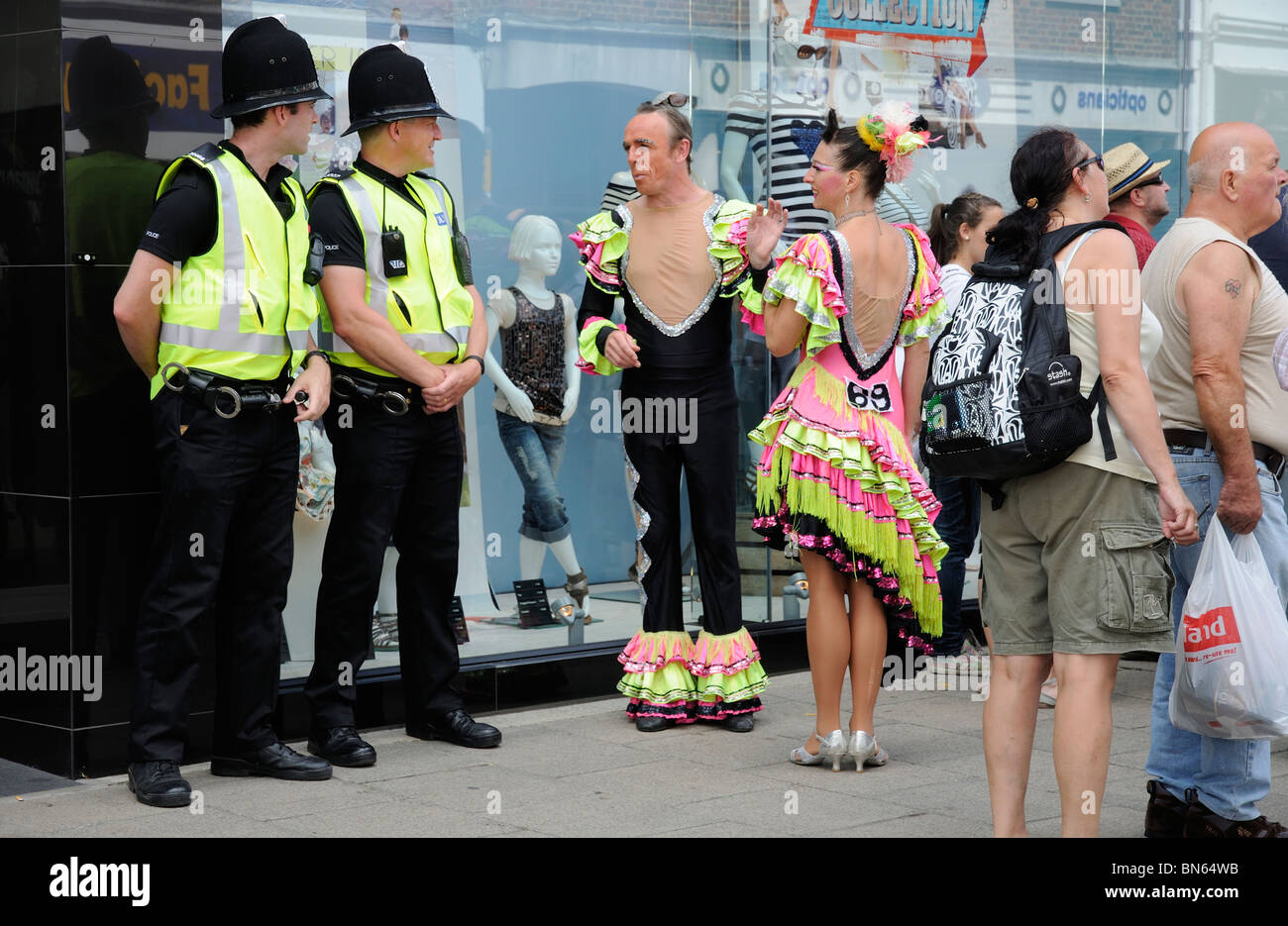 Uk police officers talking hi-res stock photography and images - Alamy