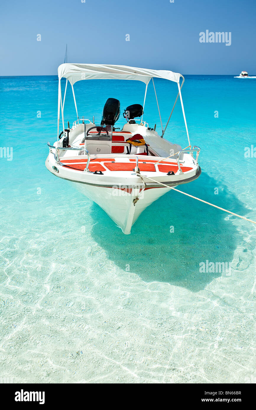 Small boat moored at Wreck Bay, Zante (Zakynthos Stock Photo Alamy