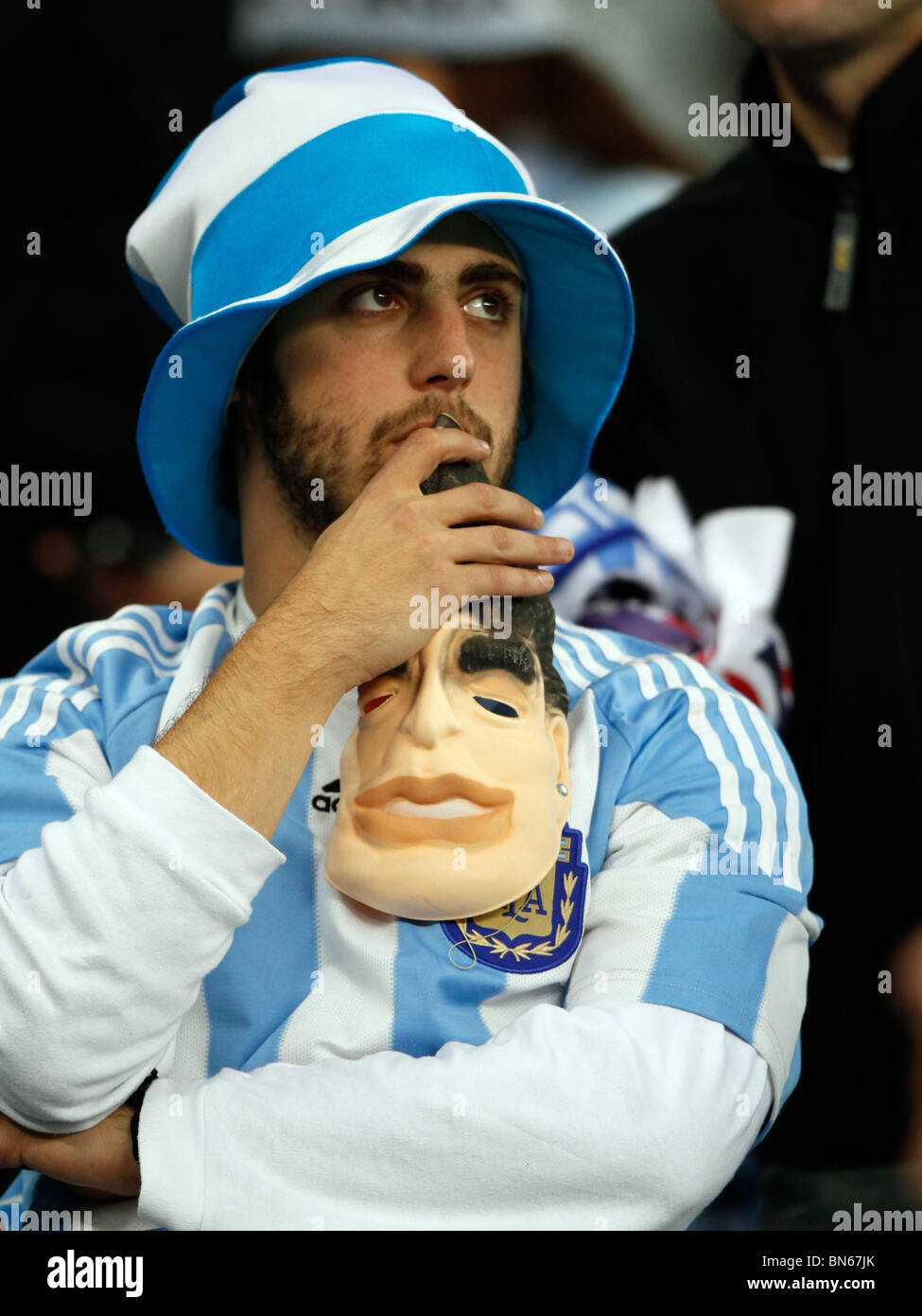 ARGENTINA FAN CHEWS ON MARADON ARGENTINA V GERMANY GREEN POINT STADIUM CAPE TOWN SOUTH AFRICA 03 July 2010 Stock Photo