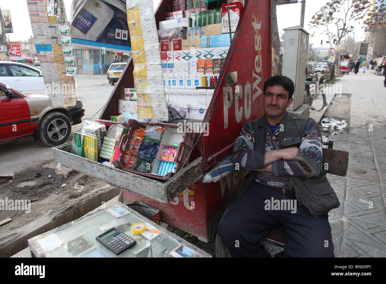 afghanistan cigarettes Cigarette seller in kabul hi-res stock photography and images