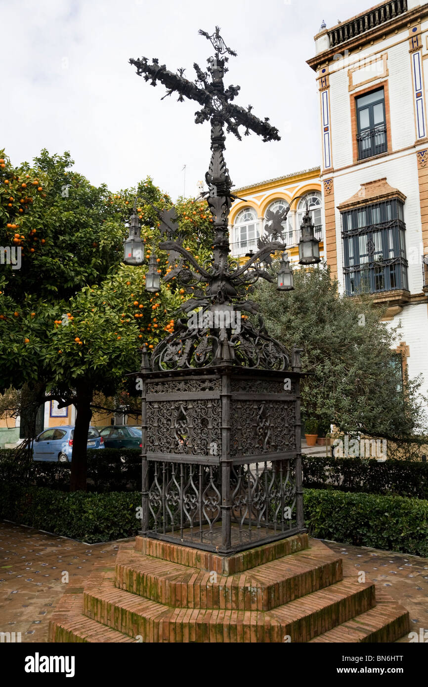 Plaza de Santa Cruz and the Cruz de la Cerrajería ('Locksmith's Cross') with orange trees. Seville / Sevilla. Spain. Stock Photo