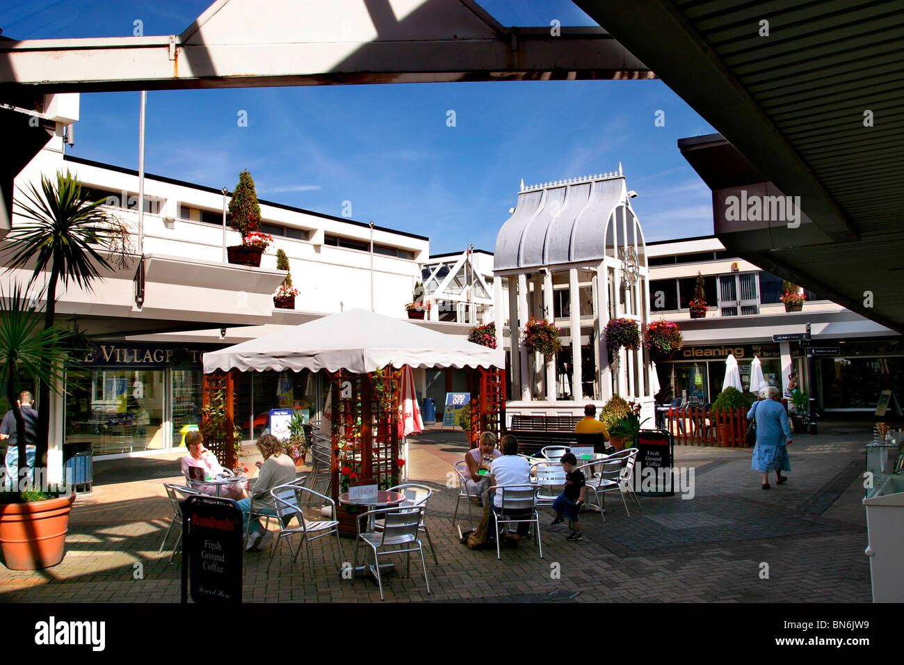 Shops suburb suburbs suburban england britain hires stock photography