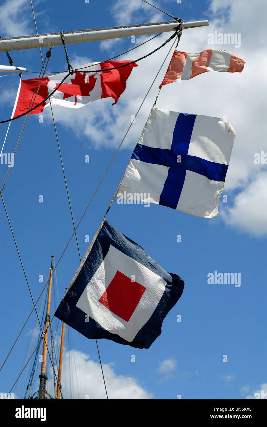 корабль с российским флагом. морские флаги стран. военно морские флаги государств. флажки на кораблях. флаг российский.