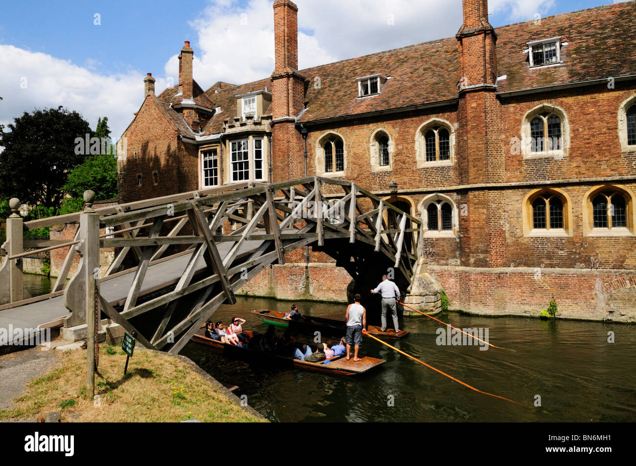 Punting by The Mathematical or Wooden Bridge, Queens College, Cambridge, England, UK Stock Photo