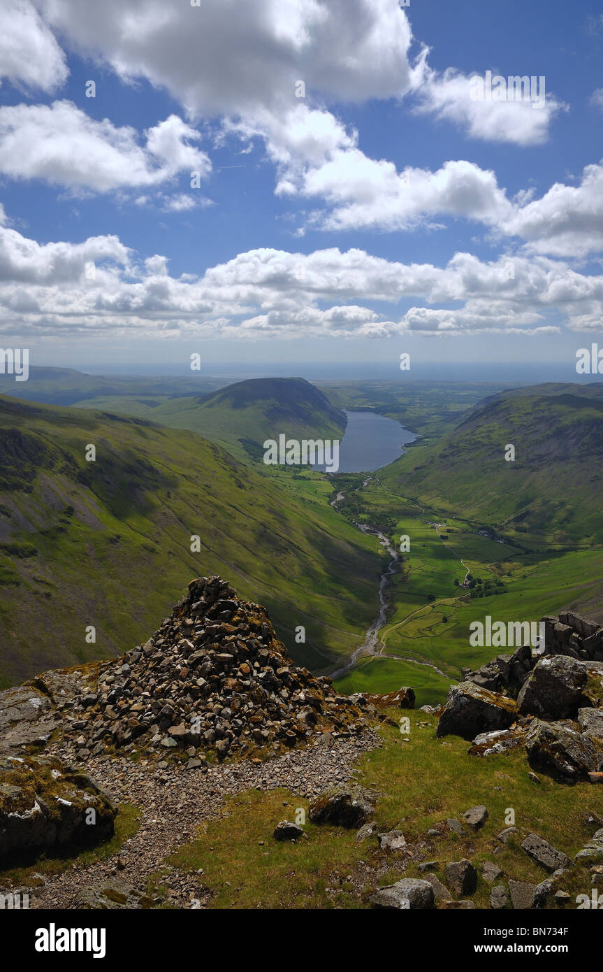 Westmorland Cairn on Great Gable high above Wasdale Head & Wastwater in the Lake District Stock Photo