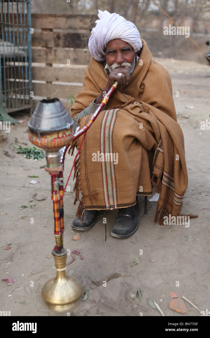 Smoking waterpipe in Pakistan Stock Photo Alamy