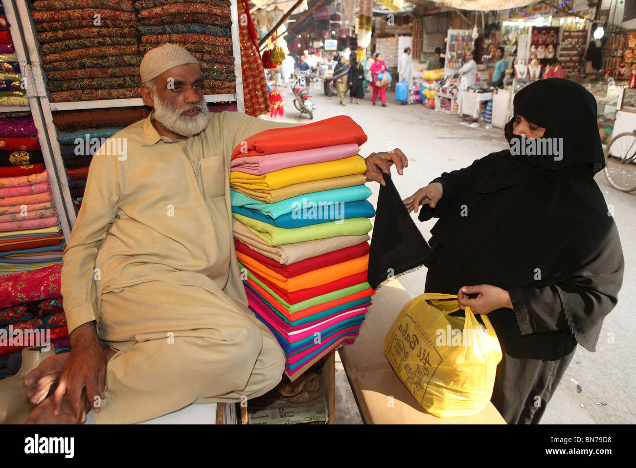 Clothes market in Lahore Stock Photo Alamy