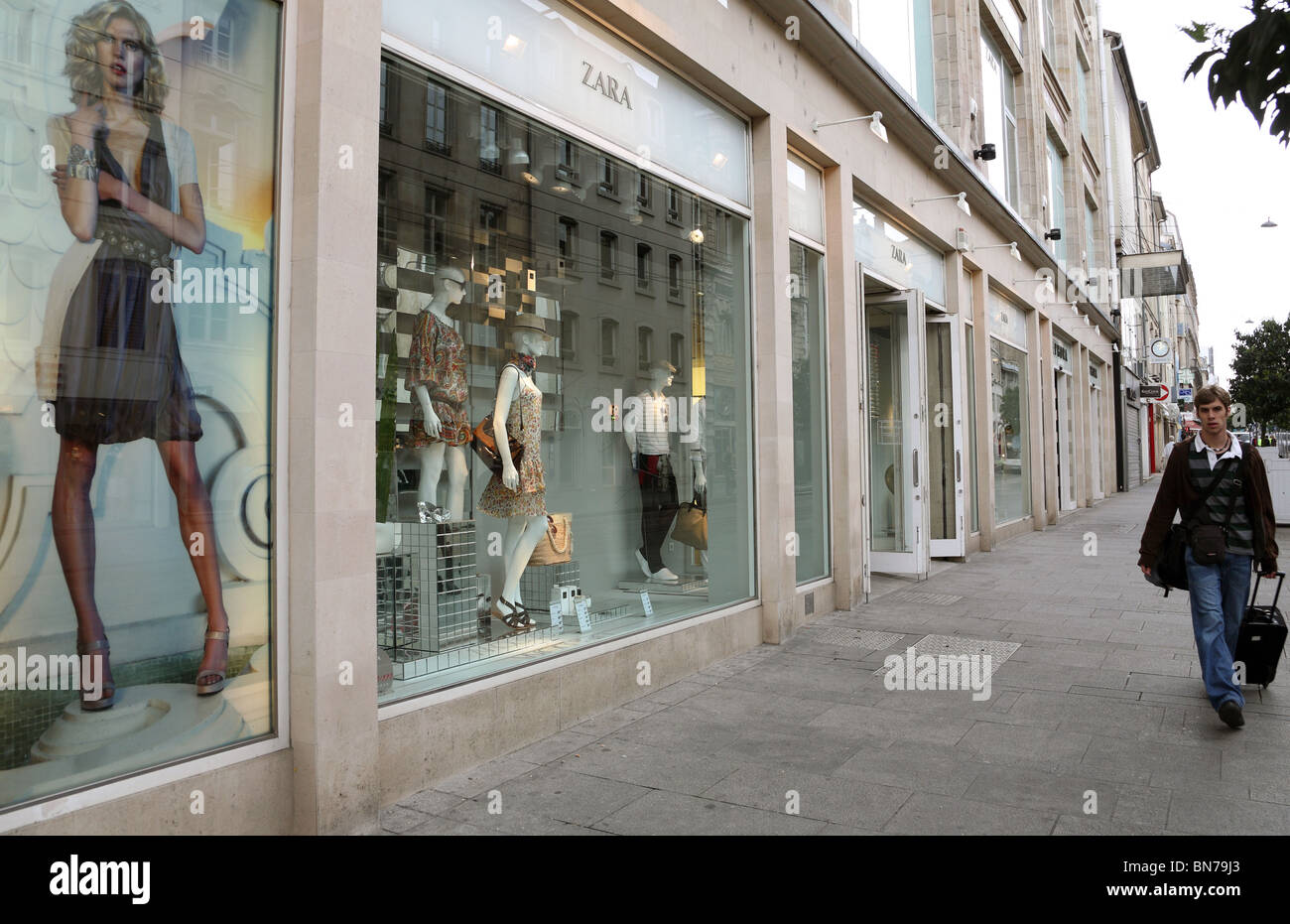 Zara shop window hi-res stock photography and images - Alamy