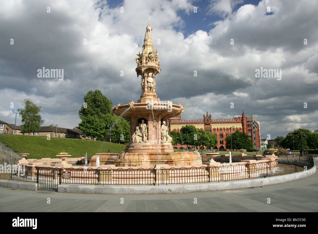 City of Glasgow, Scotland. The Arthur Pearce designed Doulton Fountain and the former Templeton Carpet Factory. Stock Photo