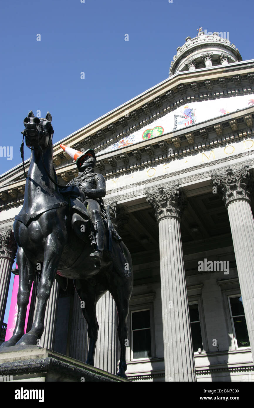 City of Glasgow, Scotland. Equestrian statue of the Duke of Wellington outside the Glasgow Gallery of Modern Art. Stock Photo
