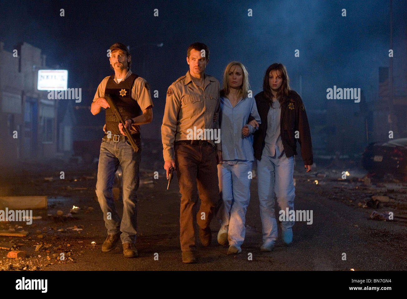 THE CRAZIES (2010) TIMOTHY OLYPHANT, RADHA MITCHELL, DANIELLE PANABAKER, JOE ANDERSON BRECK EISNER (DIR) Stock Photo
