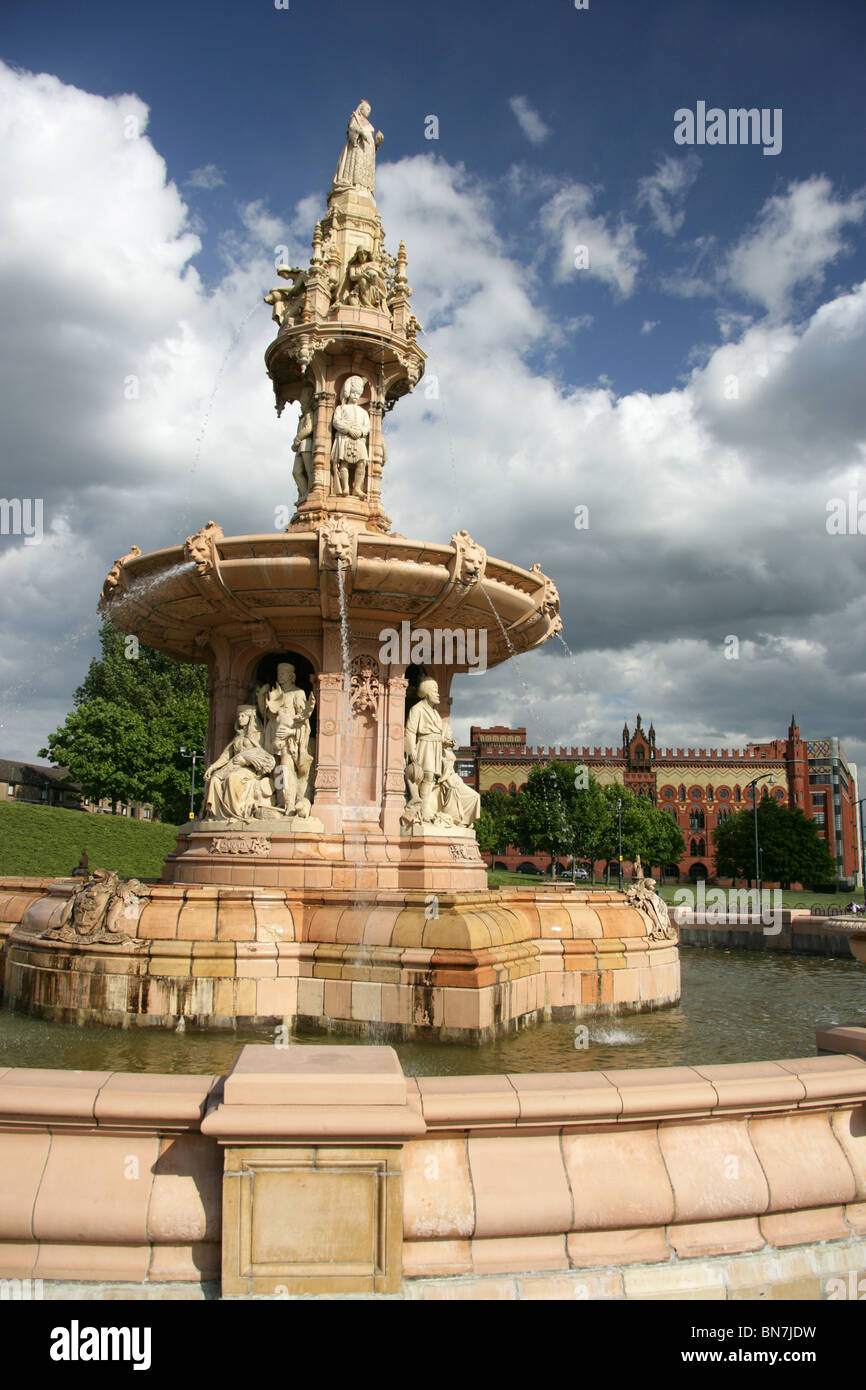 City of Glasgow, Scotland. The Arthur Pearce designed Doulton Fountain and the former Templeton Carpet Factory. Stock Photo